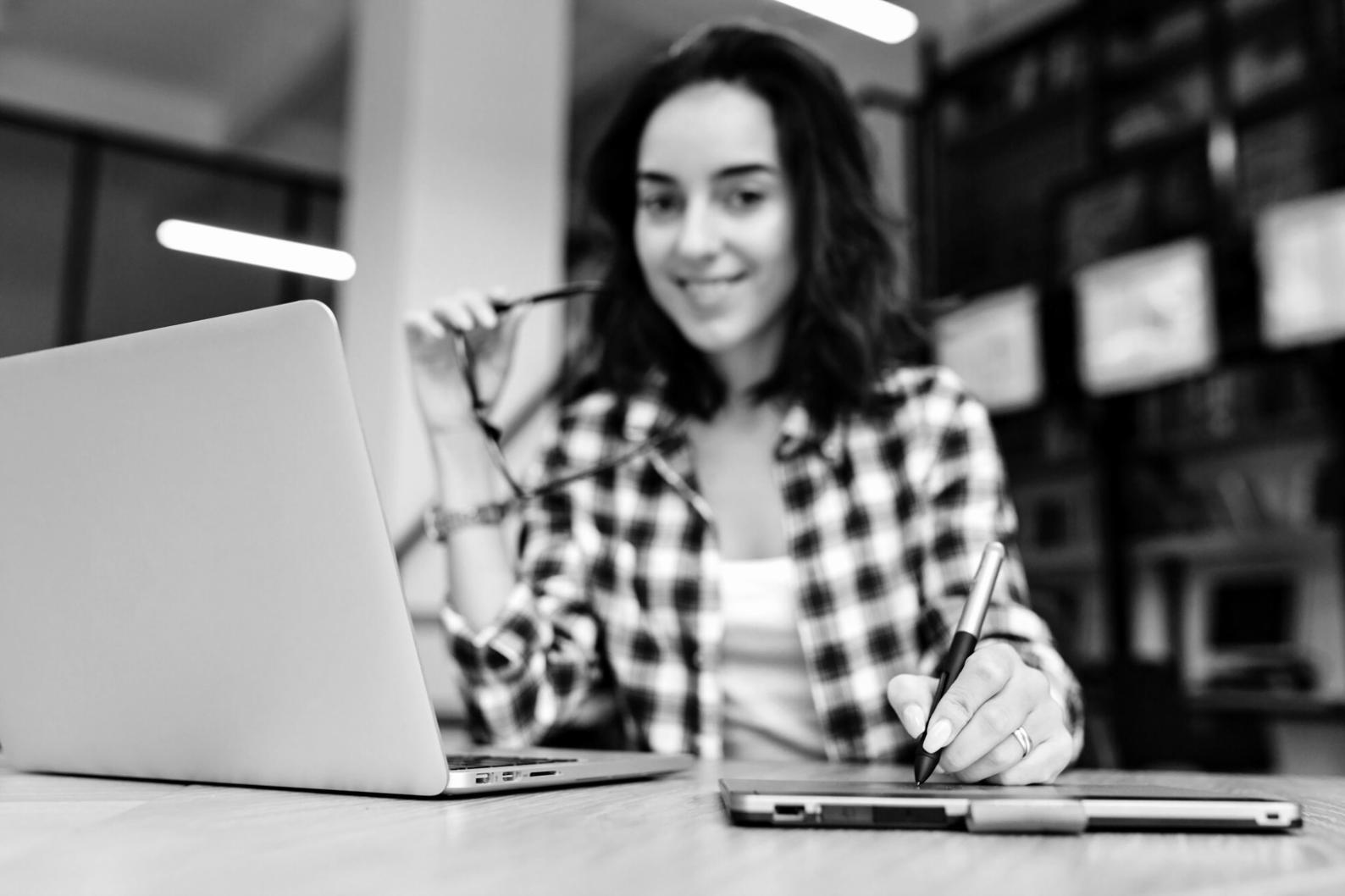 Espace de travail organisé avec documents financiers