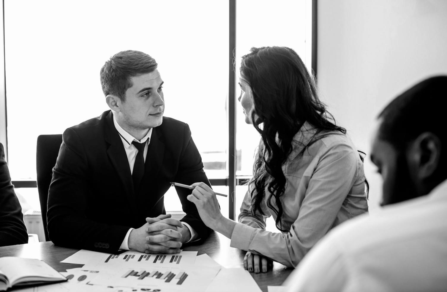 Séance de travail collaborative sur la planification financière